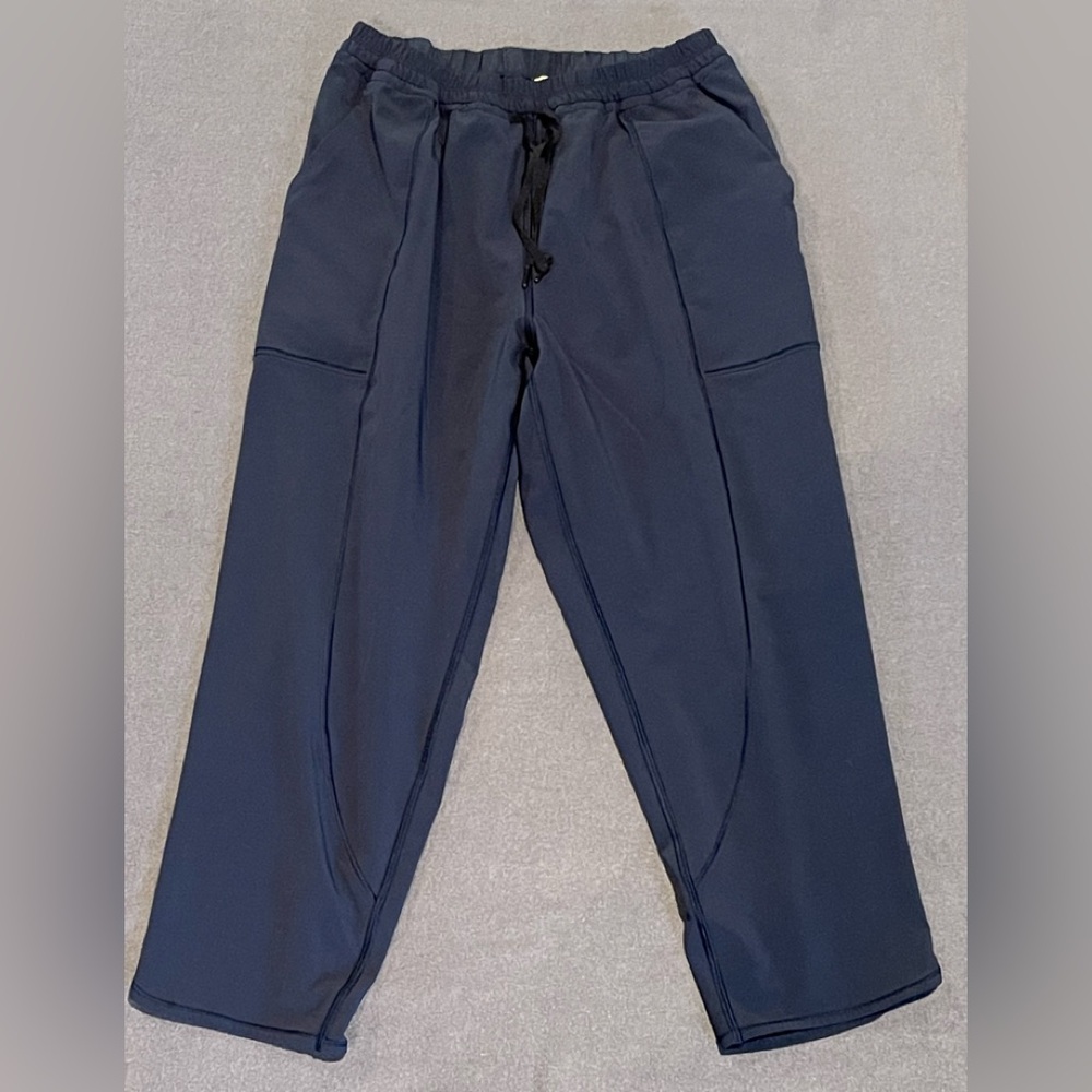 Lululemon light weight‎ pants women’s size 6 pre-owned condition blue